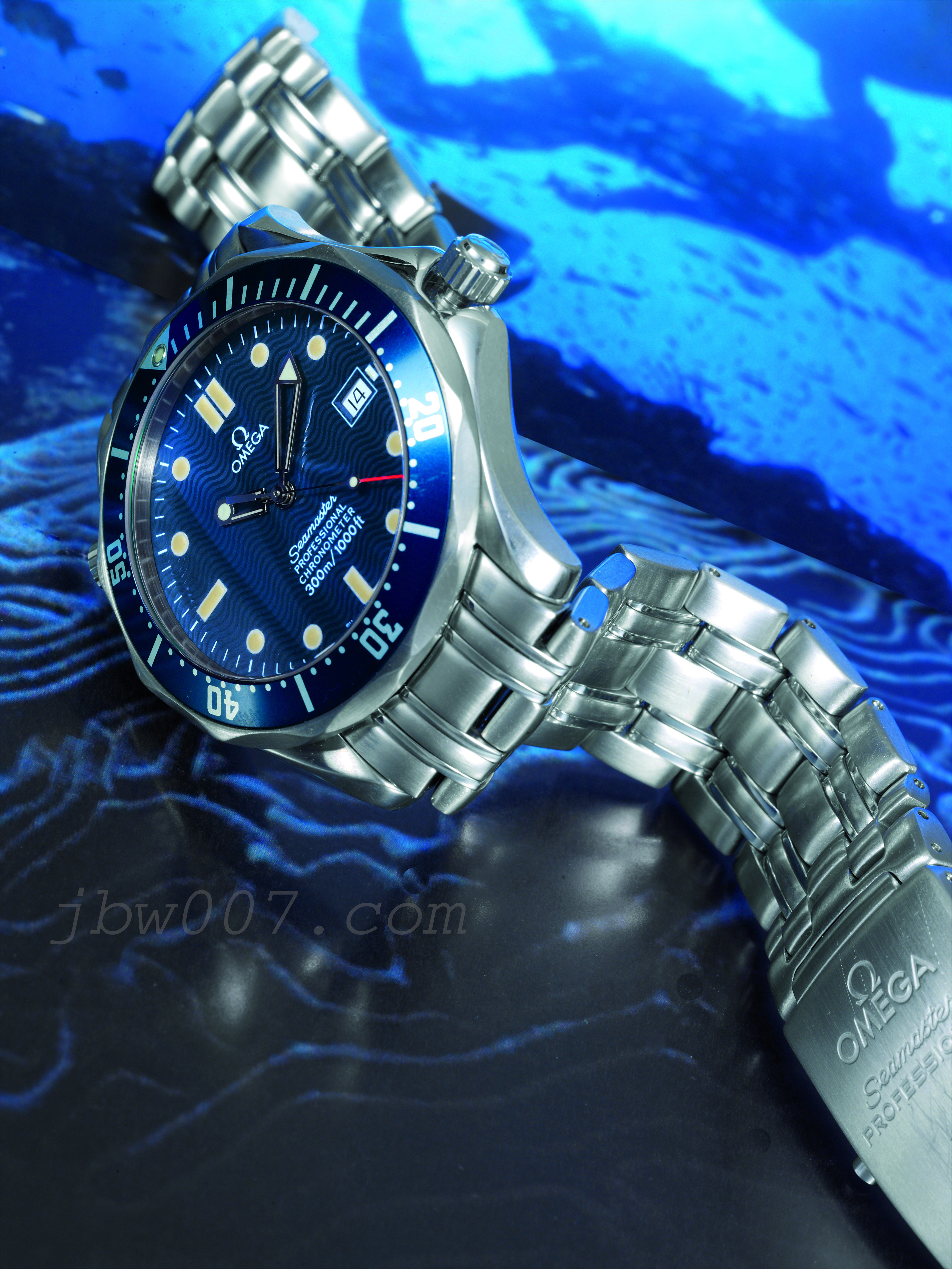 James bond watches. Джеймс Бонд часы Omega Seamaster Джеймса. Омега симастер Броснан. Seamaster Diver 300m казино рояль. James Bond казино рояльomega Seamaster.